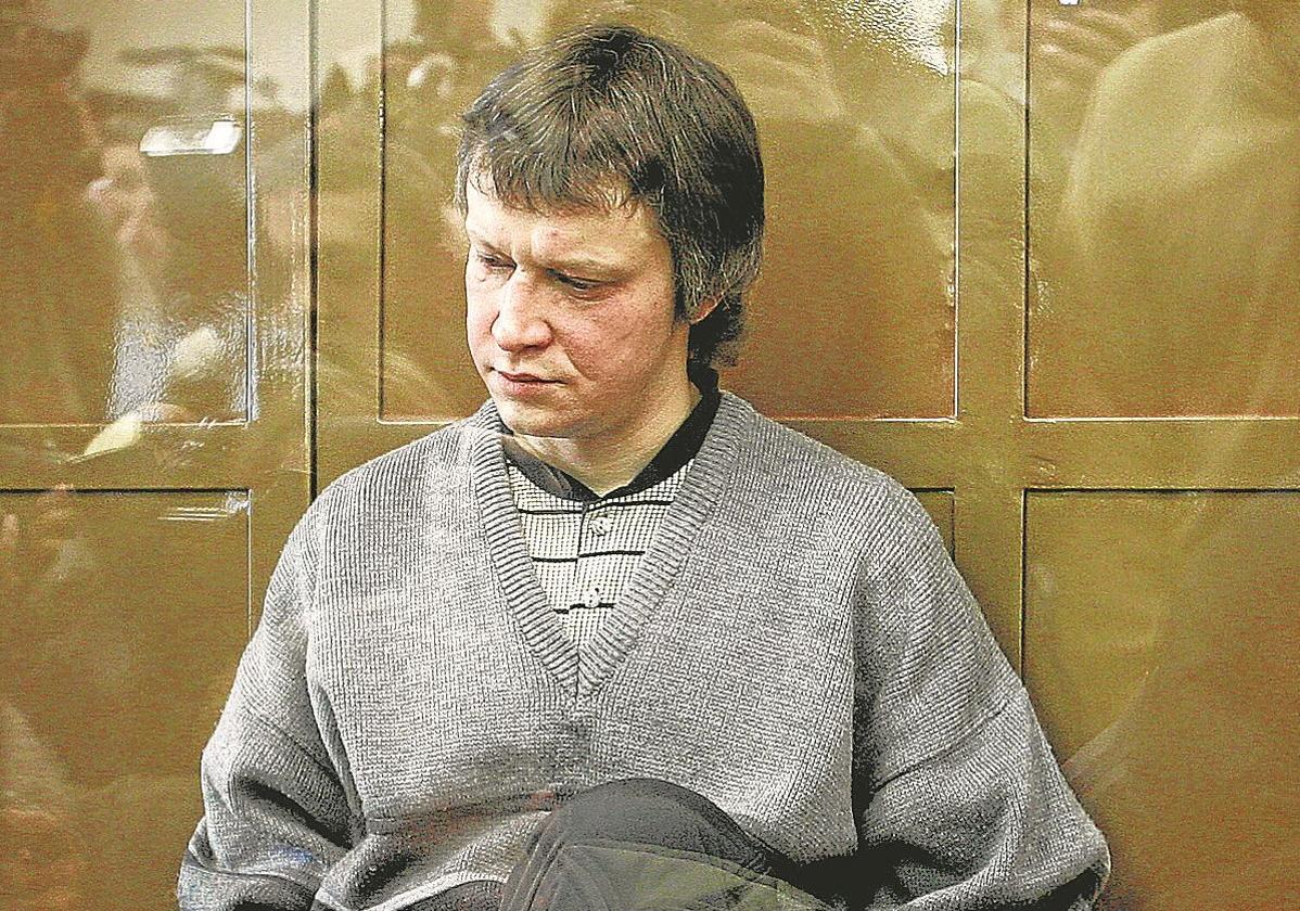 Pichushkin sentado en la celda a prueba de balas de los acusados en el Tribunal Municipal de Moscú.
