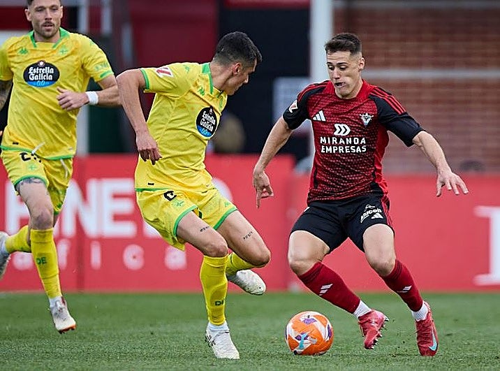 El Mirandés deja escapar contra el Deportivo la oportunidad de ponerse tercero