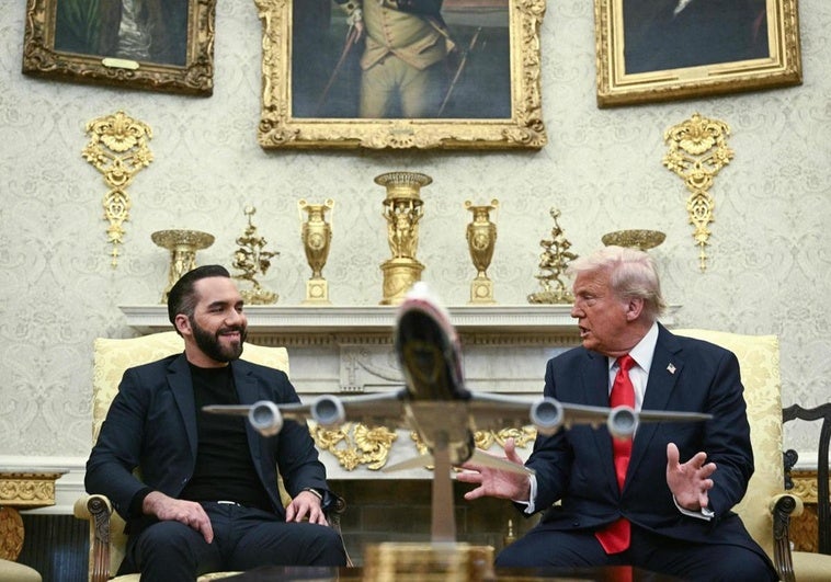 Los presidentes de El Salvador y Estados Unidos, Nayib Bukele y Donald Trump, durante su encuentro en el Despacho Oval.