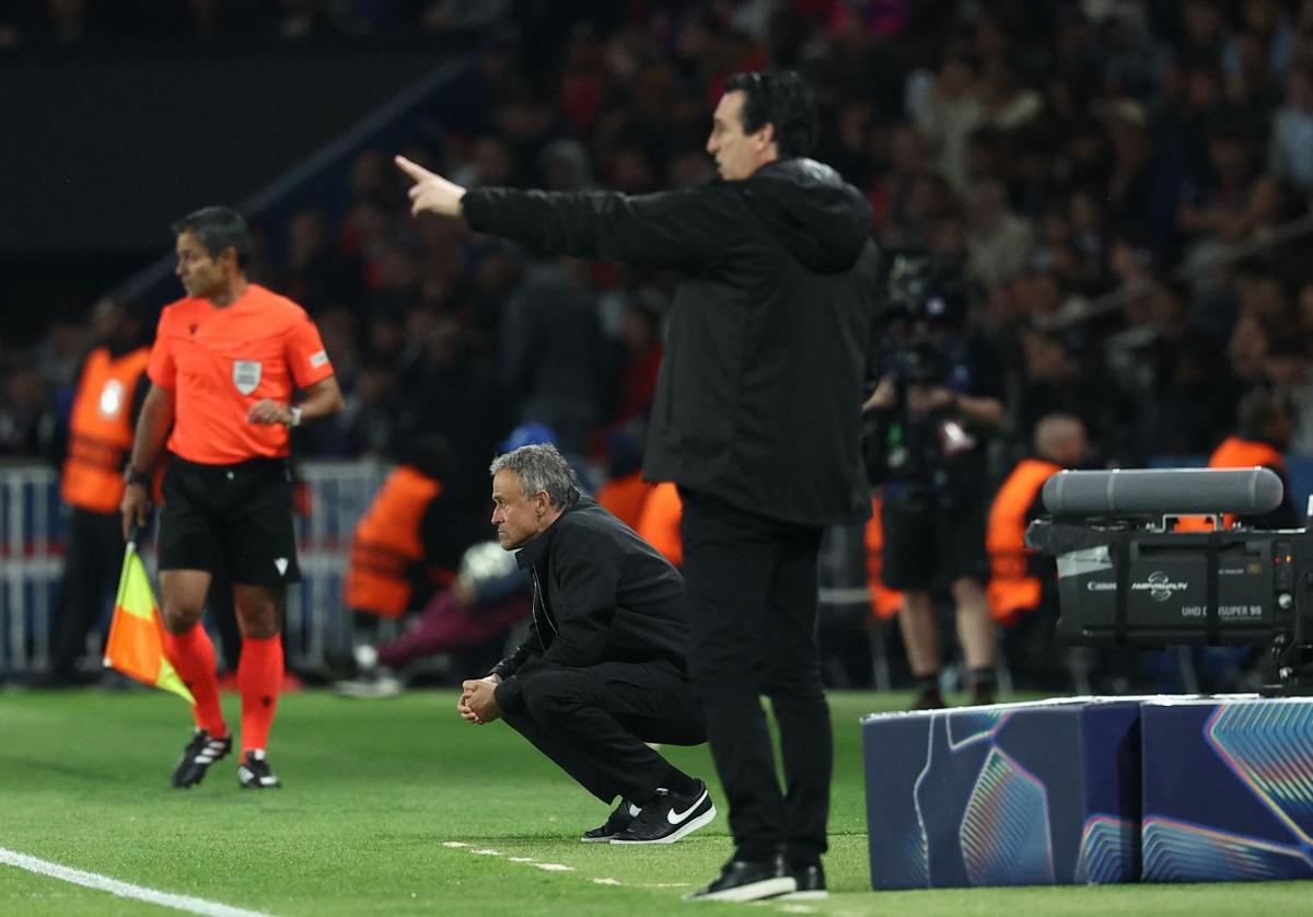 Unai Emery y Luis Enrique, durante el duelo entre PSG y Aston Villa en París.