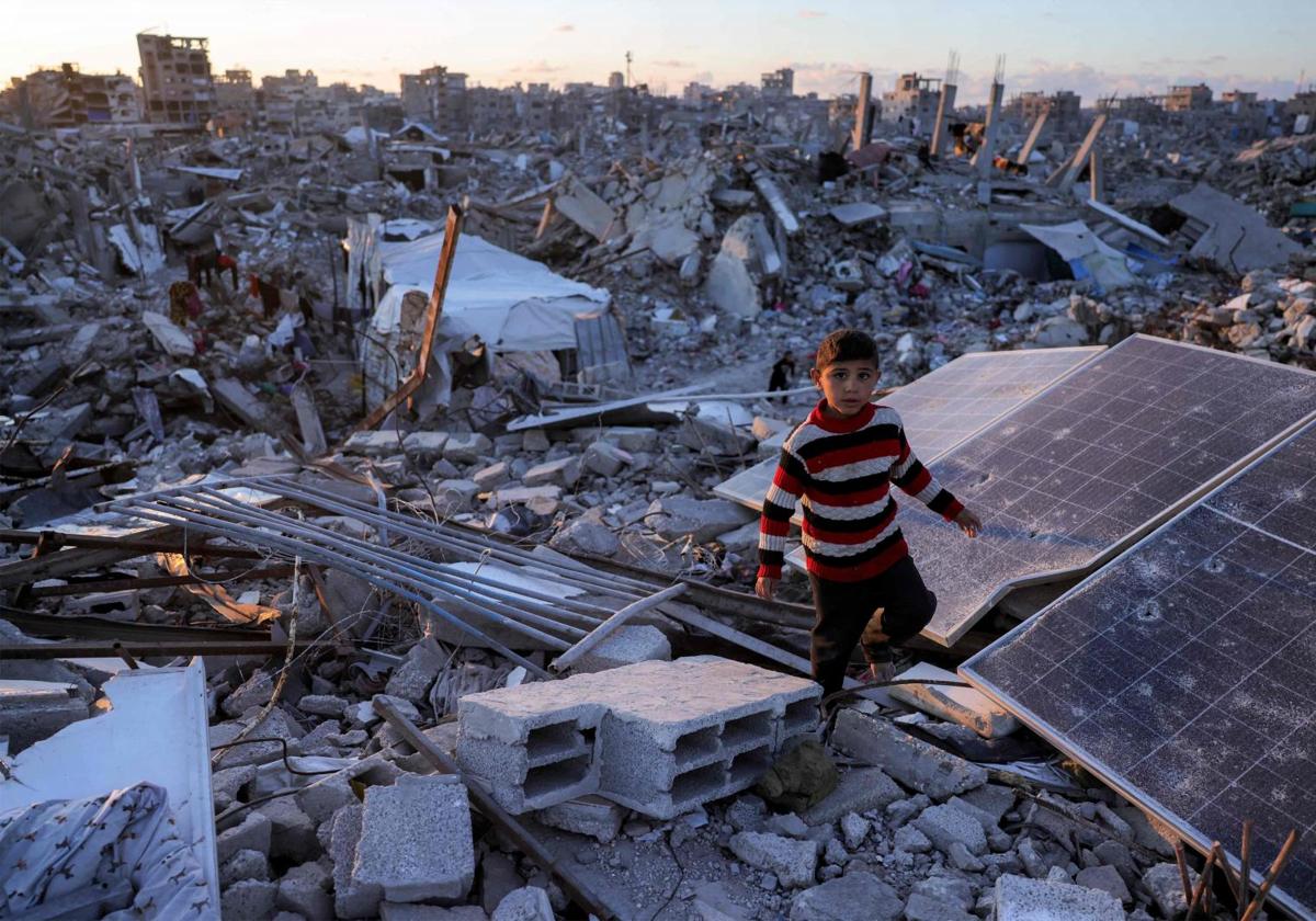 Un niño camina entre los escombros causados por bombardeos israelíes en Jabalia, al norte de Gaza.