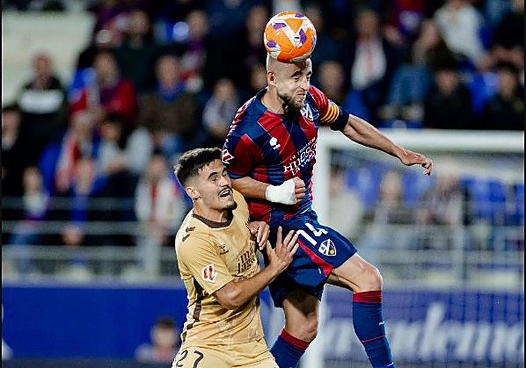 El Huesca asalta el playoff y mete al Málaga en un lío