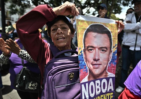 Un simpatizante del presidente de Ecuador, Daniel Noboa, celebra en Quito su reelección.