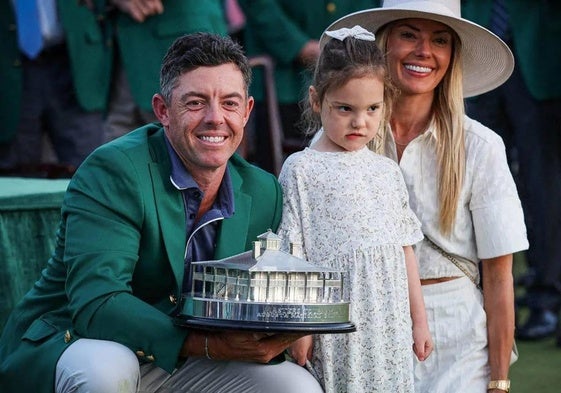 McIlroy posa con el trofeo de campeón, junto a su mujer e hija.