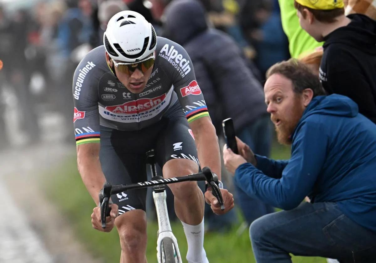 El ciclista Mathieu van der Poel, en un momento de la carrera.