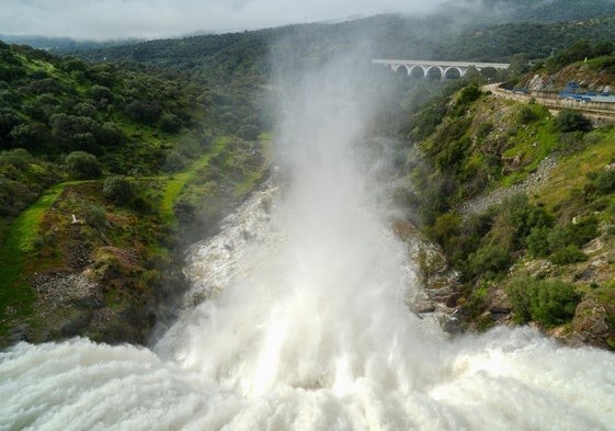 El embalse de Los Melonares, en Sevilla, desagua al llegar al cien por cien de su capacidad.