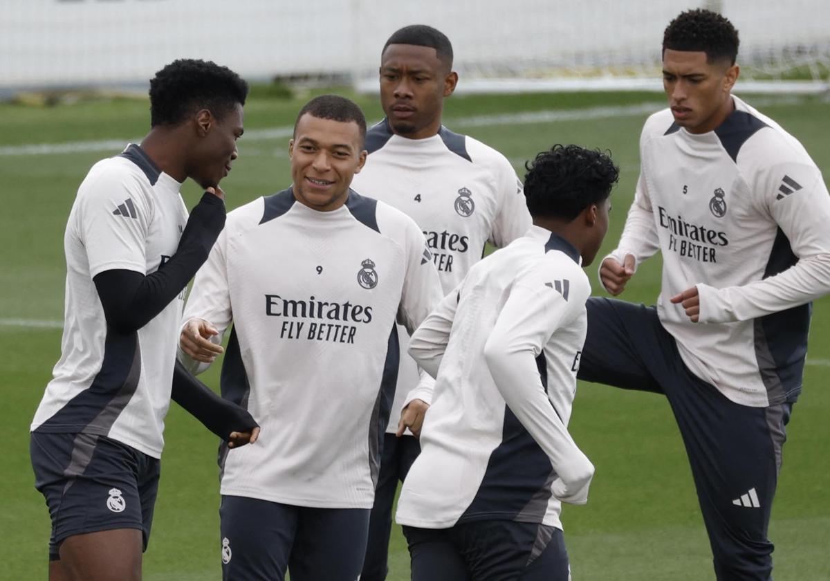 Real Madrid players preparing for the match against Arsenal.