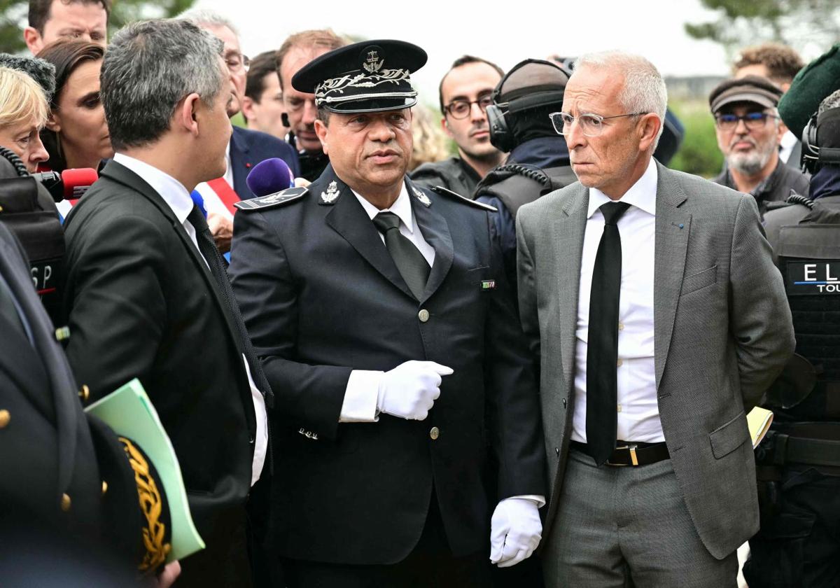 A la izquierda, el ministro de Justicia francés, Gerald Darmanin, conversa con el director de la prisión de Toulon y el prefecto de la localidad.