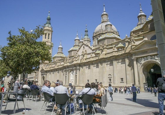 Un grupo de turistas visita Zaragoza