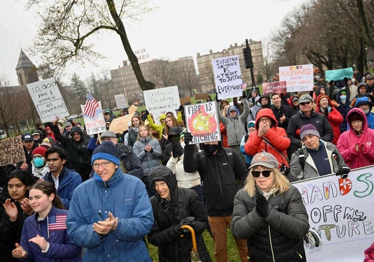 Manifestación en Cambridge contra la interferencia del Gobierno en las universidades.