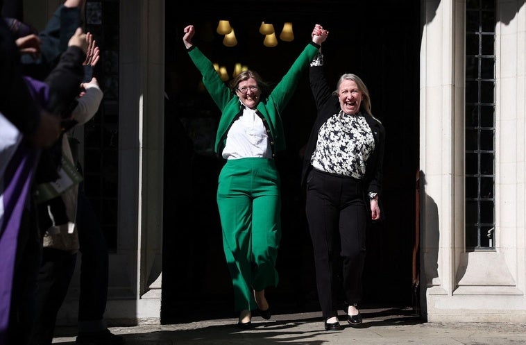 Las directoras de For Women Scotland muestran su alegría por la decisión judicial.