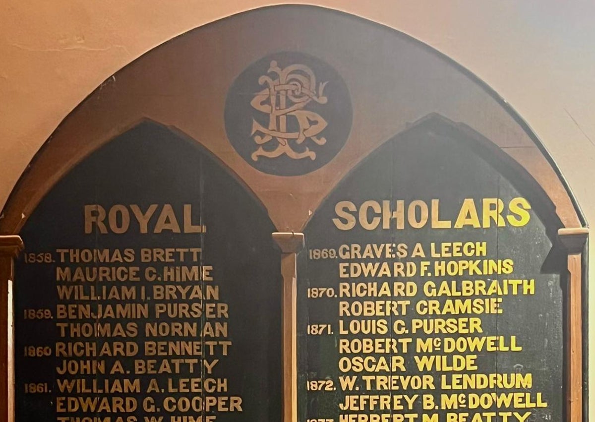 Imagen secundaria 1 - Seán Doran, director del festival In our Dreams en Enniskillen. Cuadro de Honor del internado Portora Royal School y una de su alumnas actuales ante la placa que recuera el paso de Wilde por la escuela entre 1864 y 1971.