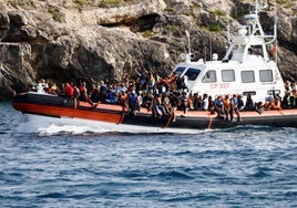 Un barco de la Guardia Costera italiana traslada al puerto de Lampedusa a un grupo de migrantes rescatados en el Mediterráneo.