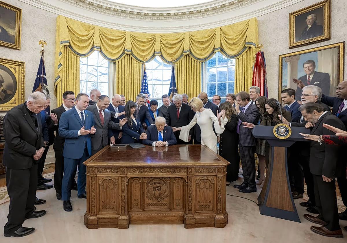 Donald Trump reza rodeado de su equipo junto a la telepredicadora Paula White-Cain, de blanco, en el Despacho Oval.