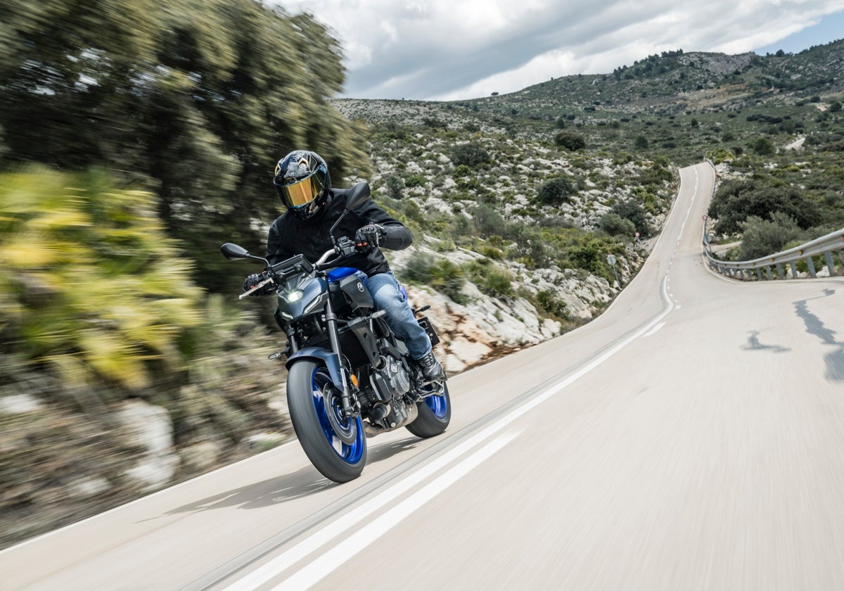 Prueba Yamaha MT-07 2025: la naked viral ya tiene lo que le faltaba