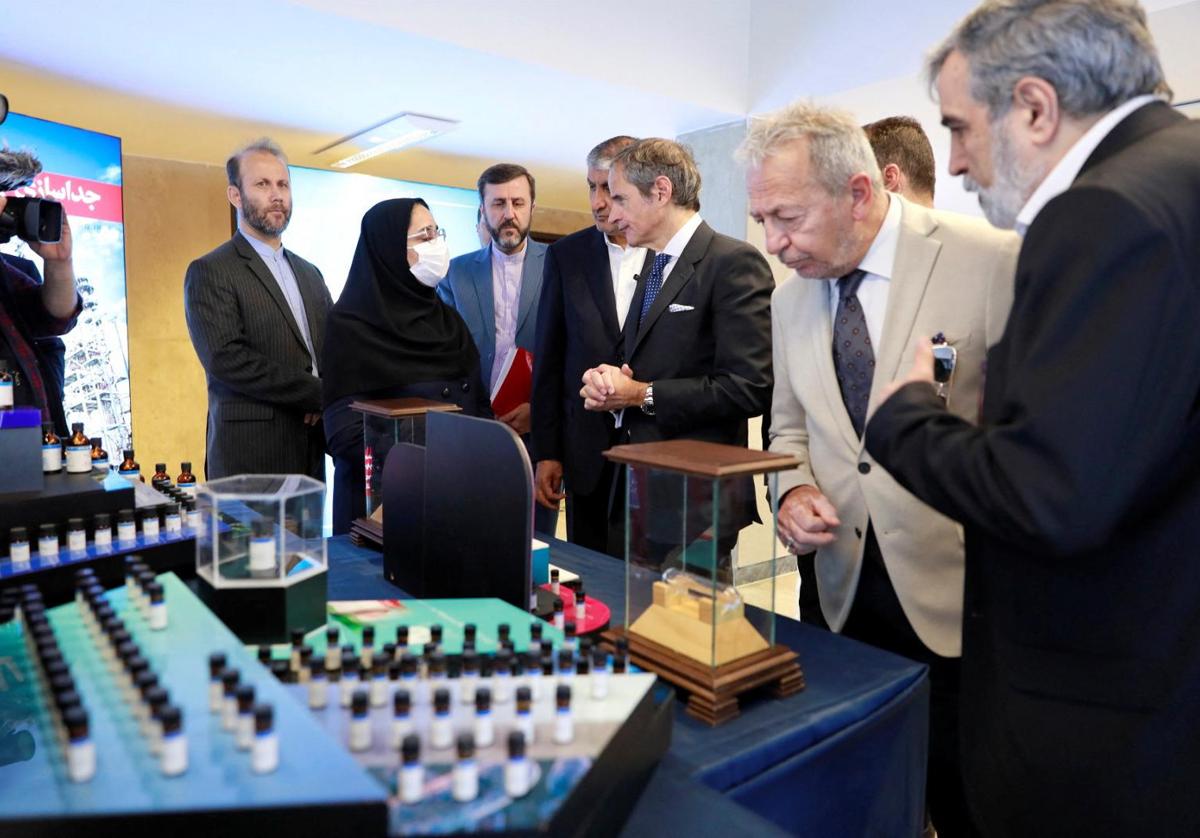 El director general del OIEA, Rafael Mariano Grossi, visita una instalación nuclear de Irán.