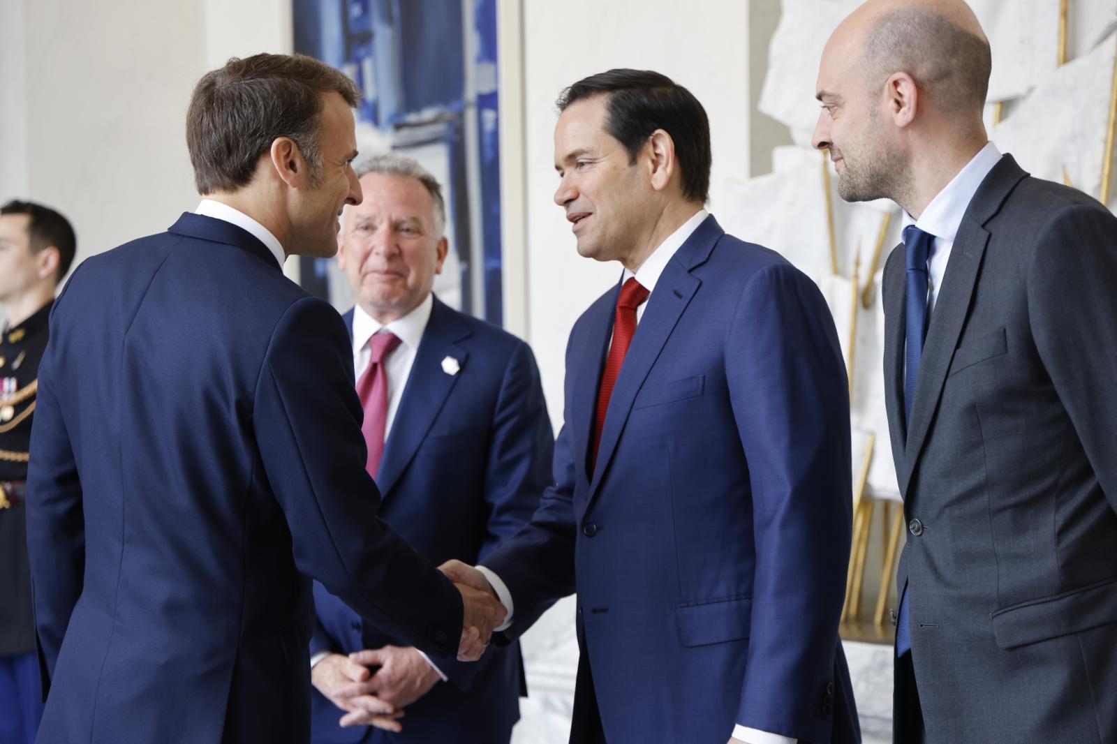 Emmanuel Macron y Marco Rubio se saludan el El Elíseo.