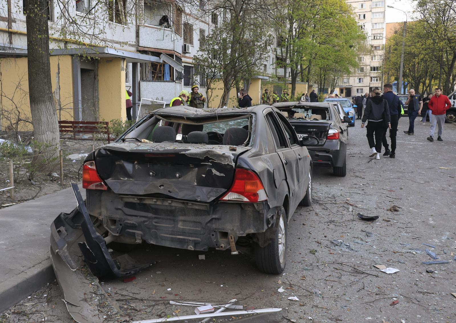 Destrozos causados por la explosión de un dron ruso en una calle de Járkov.