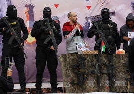 Tal Shoham, hijo de Gilad Korngold, habla durante su liberación en Gaza, junto al rehén Avera Mengsitu.