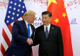 Donald Trump y Xi Jinping se dan un apretón de manos.