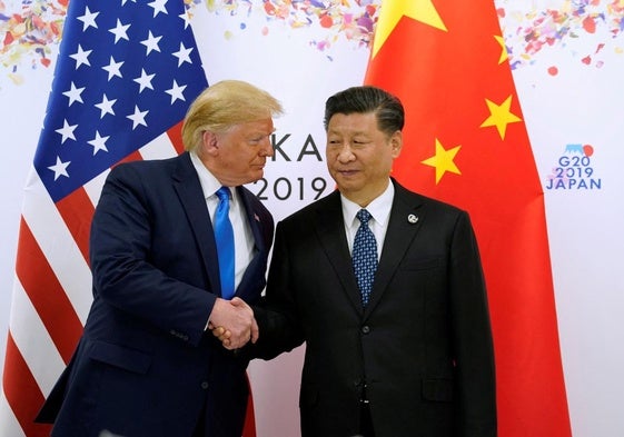 Donald Trump y Xi Jinping se dan un apretón de manos.