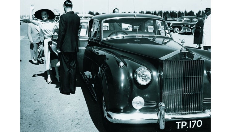 La actriz Joan Crawford en un Silver Cloud, en Johannesburgo