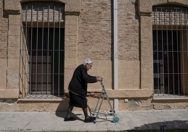 Clementina en el jardín de la residencia Caser, donde vive.