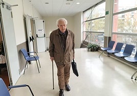 Bienvenido Ferrero Fernández, en el centro de mayores donde estudia inglés, en Madrid.