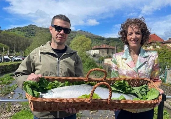 Geli Fernandez, directora de la feria, con Javier Bueno, el pescador que sacó el Campanu.