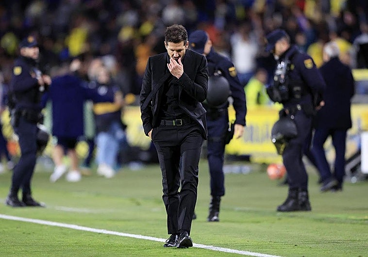 Simeone se lamenta tras el gol de Las Palmas en el descuento.