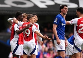 Los jugadores del Arsenal celebran un gol contra el Ipswich.