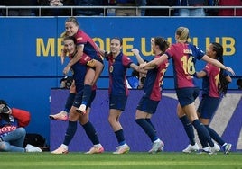 Las jugadoras del Barça celebran el segundo gol de Claudia Pina.