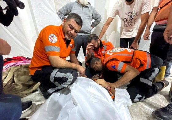 Personal sanitario interviene tras un ataque de Israel sobre Gaza.