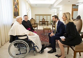 El Papa Francisco conversa con el vicepresidente de los Estados Unidos, J. D. Vance.