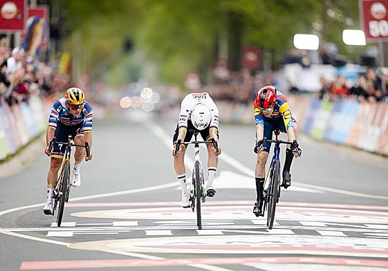Skjelmose (d) se impone a Evenepoel y Pogacar en el sprint final.