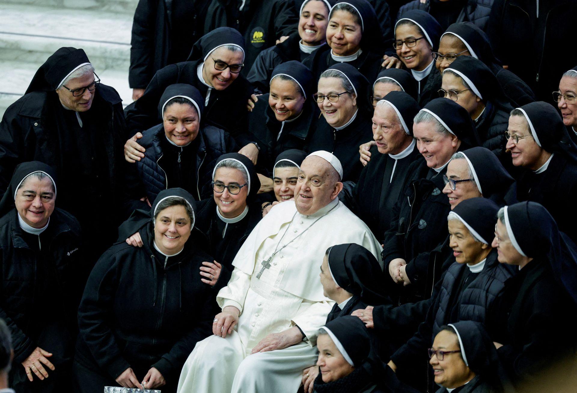 El papa Francisco se sienta entre monjas el día de una audiencia general semanal en el Aula Pablo VI del Vaticano, el 5 de febrero de 2025.
