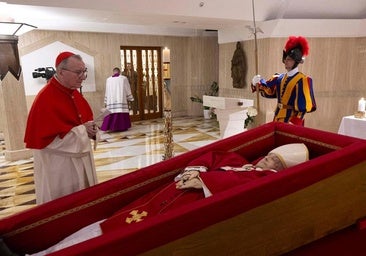 El féretro del Papa será trasladado mañana a San Pedro y el funeral se celebrará el sábado