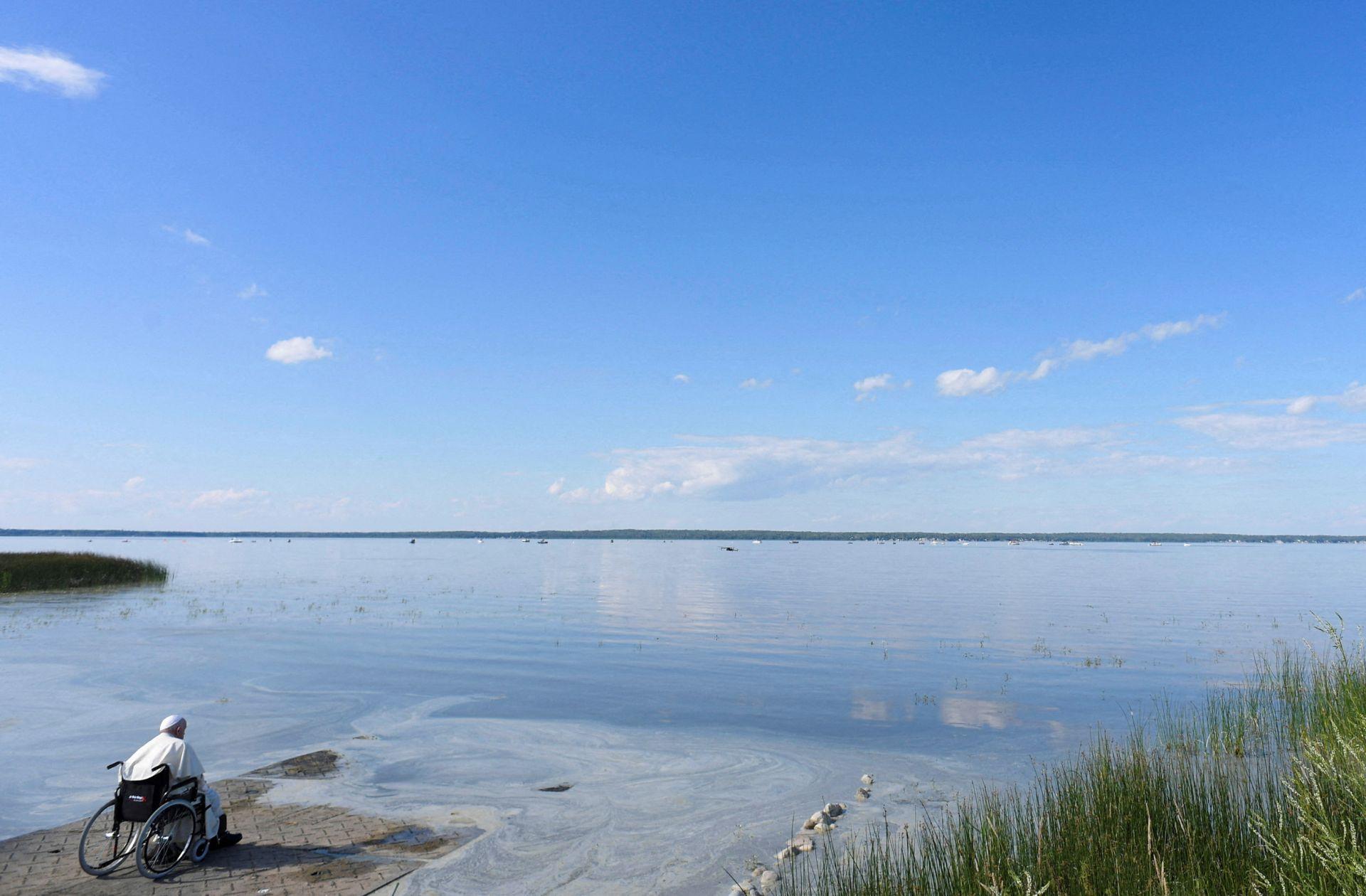 El papa Francisco asiste a la peregrinación a Lac Ste. Anne, una peregrinación anual que acoge a decenas de miles de participantes indígenas de todo Canadá y Estados Unidos cada año, en Lac Ste. Anne, Alberta, Canadá, el 26 de julio de 2022.