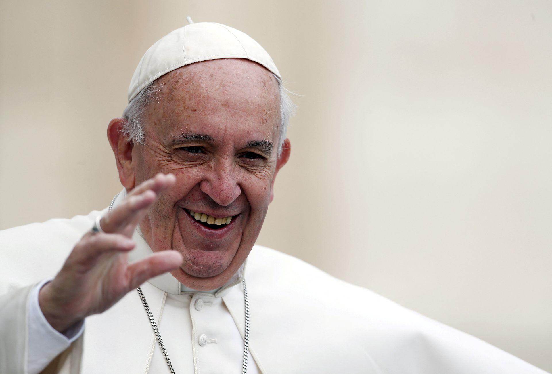 El papa Francisco saluda al llegar a la audiencia semanal en la Plaza de San Pedro del Vaticano, el 21 de octubre de 2015. 
