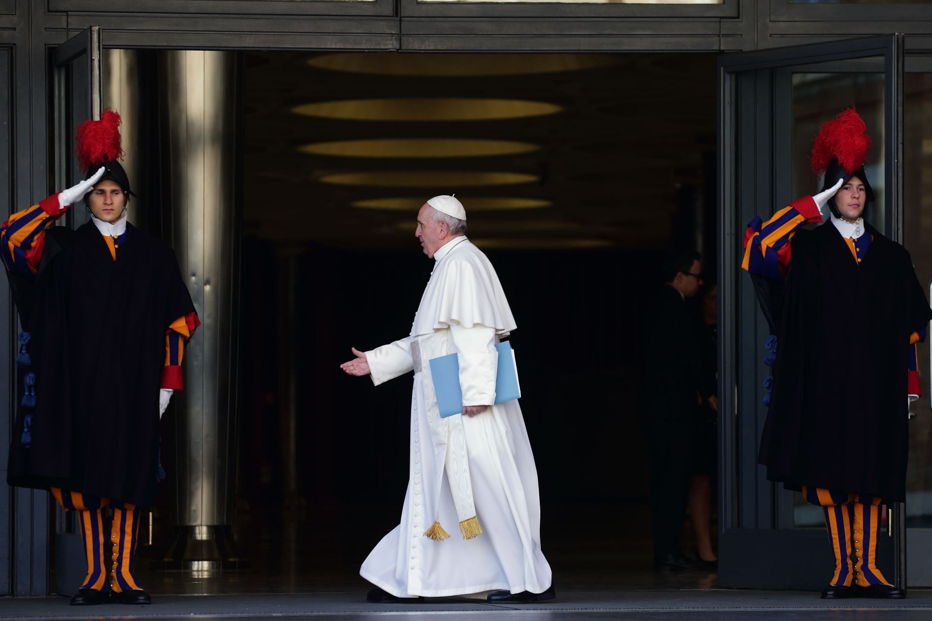 El papa Francisco llega a la apertura de la cumbre contra la pederastia que se celebró en el Vaticano.