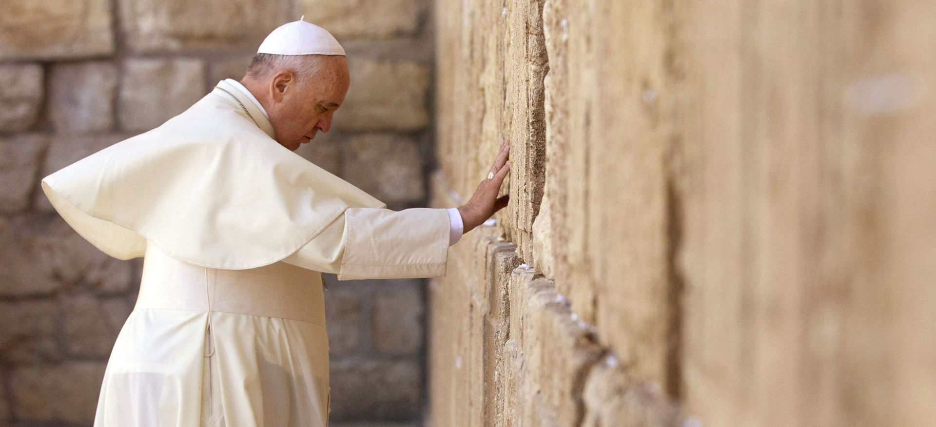 El papa reza en el Muro de las lamentaciones, el lugar más sagrado del judaísmo, en la Ciudad Vieja de Jerusalén el 26 de mayo de 2014. El pontífice de 77 años afronta un acto diplomático de equilibrio mientras visita lugares sagrados musulmanes y judíos en Jerusalén en el último día de su gira por Oriente Medio