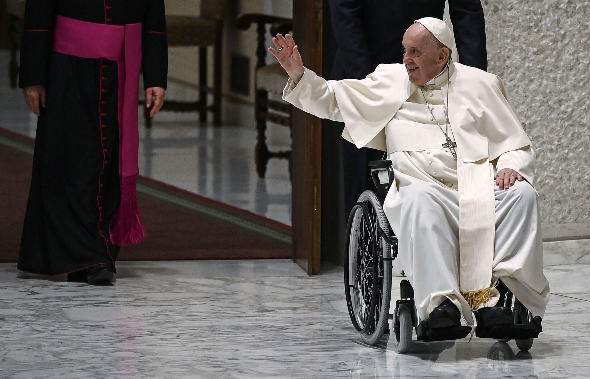 El papa Francisco, en una silla de ruedas, asiste a una audiencia con peregrinos de Profesores de Religión Filippini en el salón Pablo VI del Vaticano.