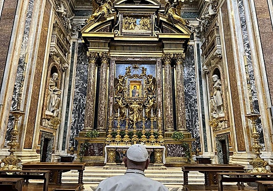 Francisco reza en la basílica de Santa María la Mayor, en Roma, donde pidió ser enterrado.