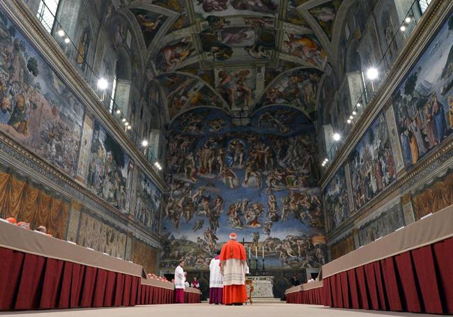 El cónclave para elegir al nuevo Papa se desarrolla en la Capilla Sixtina.