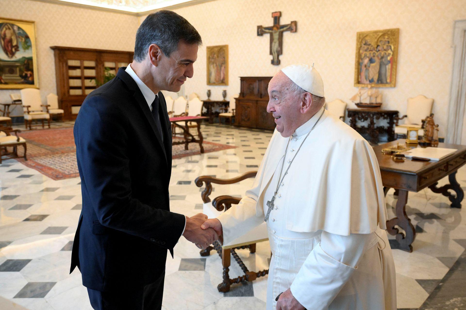 El papa Francisco charla con Pedro Sánchez durante una audiencia privada en el Vaticano.
