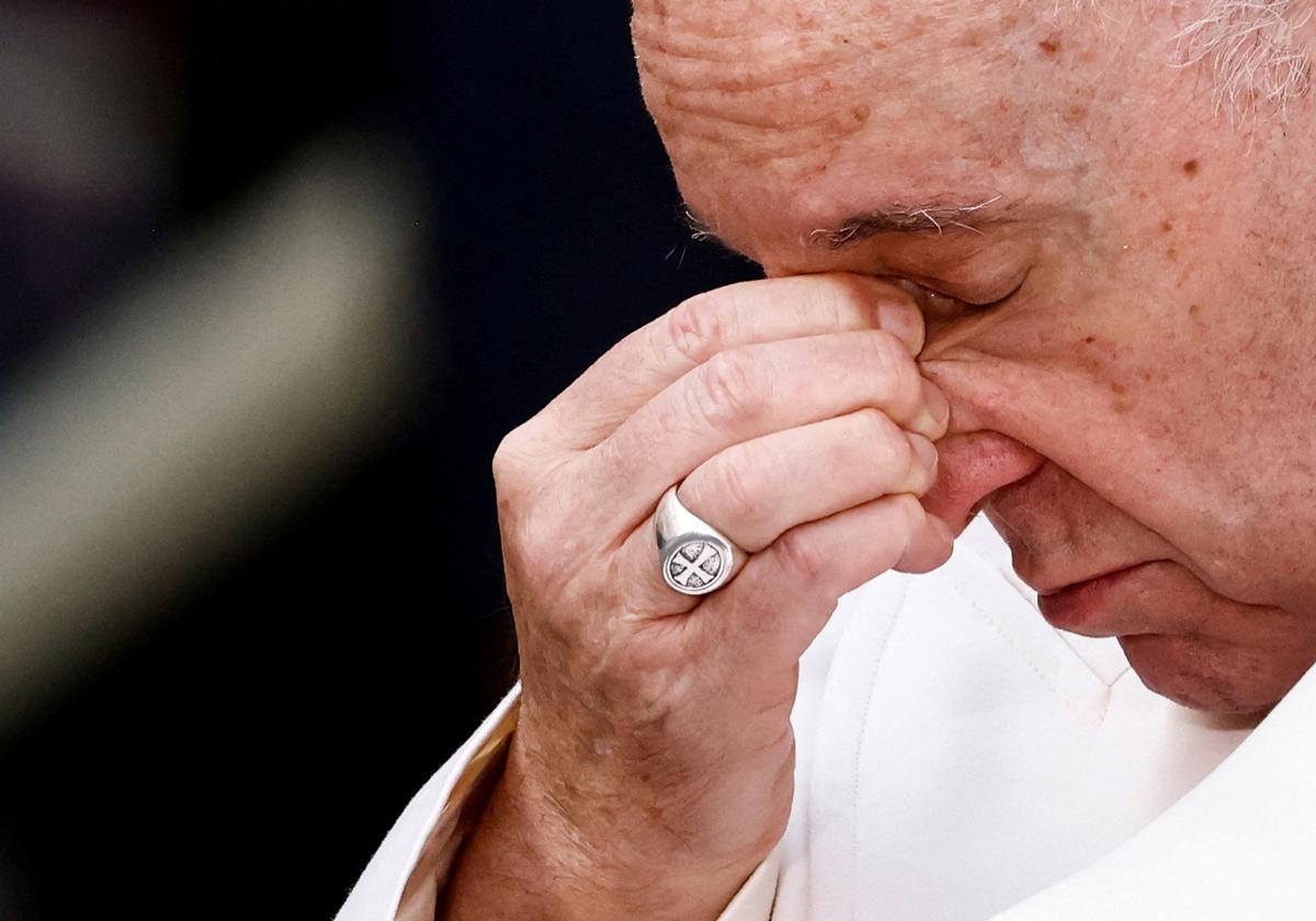 Un coro irlandés ve en las pantallas el discurso de Francisco contra la pederastia antes de visitar el país en 2 018.