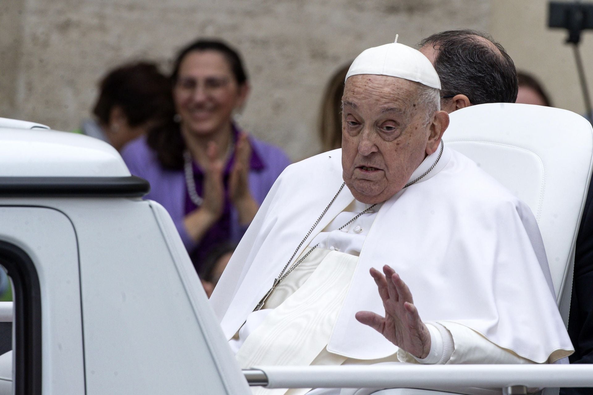 El papa Francisco mientras saluda a los asistentes tras la bendición Urbi et Orbi en la Plaza de San Pedro Vaticano