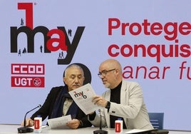 Los secretarios generales de UGT, Pepe Álvarez (i), y de CCOO, Unai Sordo, ofrecen una rueda de prensa con motivo de la celebración del Primero de Mayo, este lunes en Madrid