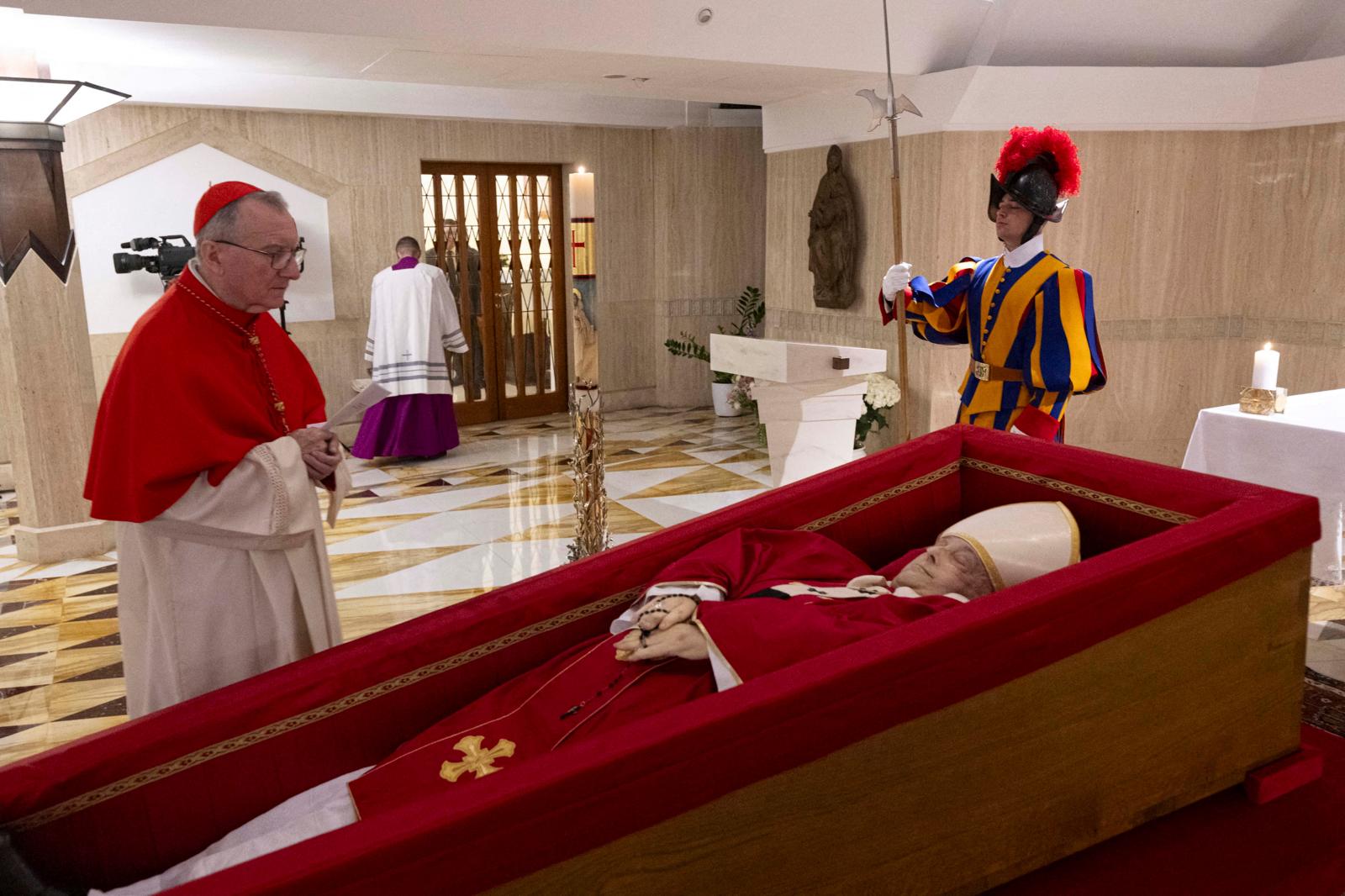 El Vaticano publica la primera foto del féretro del Papa en la capilla de Santa Marta