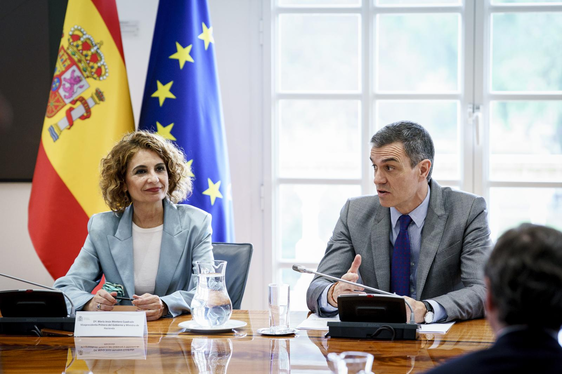 La vicepresidenta, María Jesús Montero, y el presidente del Gobeirno, Pedro Sánchez